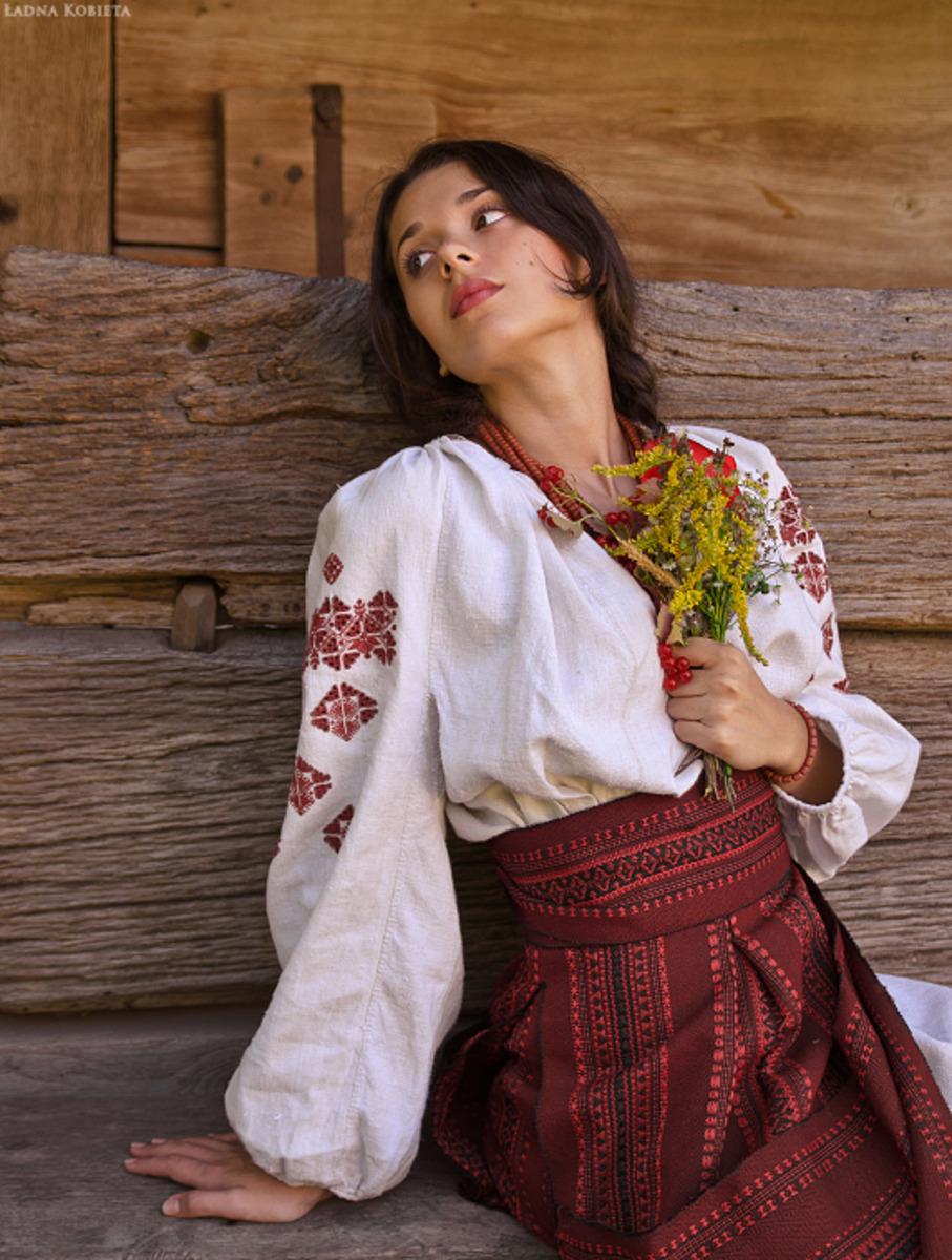Girls in Slavic costumes in Maua