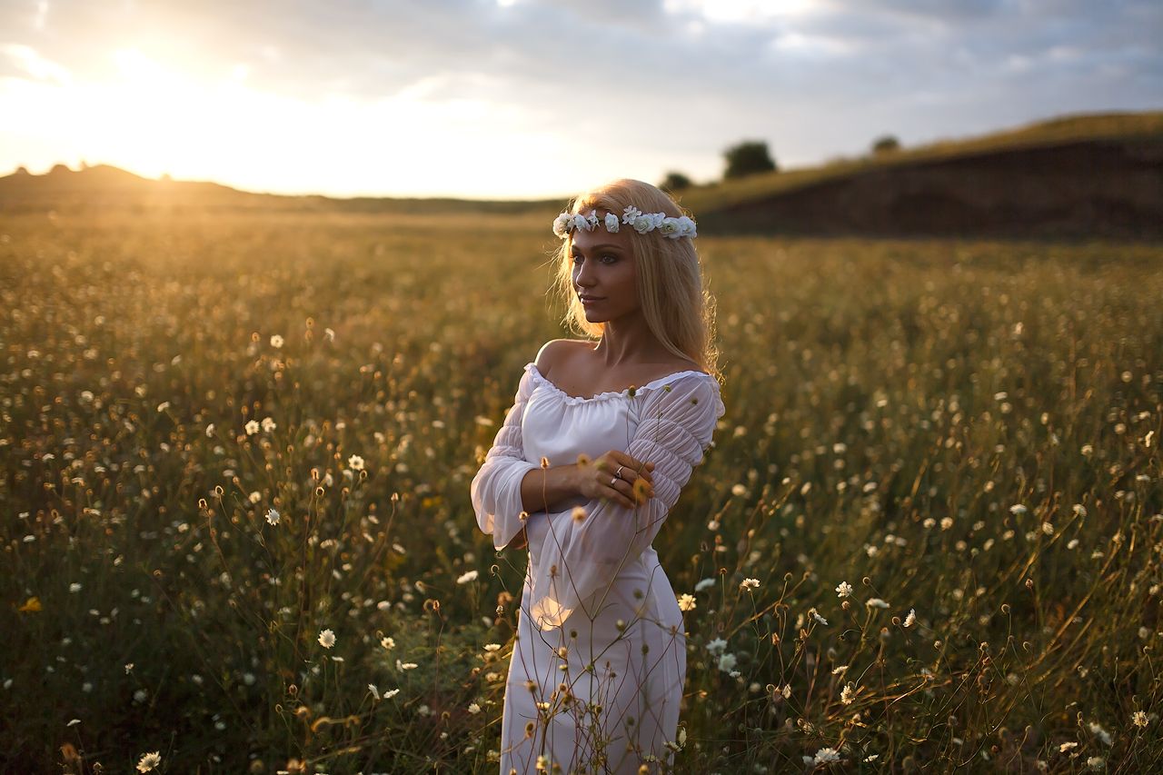 Girls in Slavic costumes in Maua