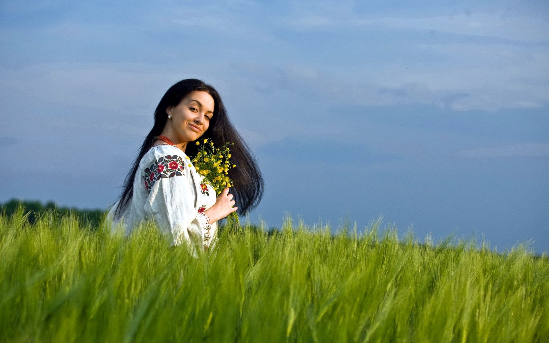 Girls in Slavic costumes in Maua