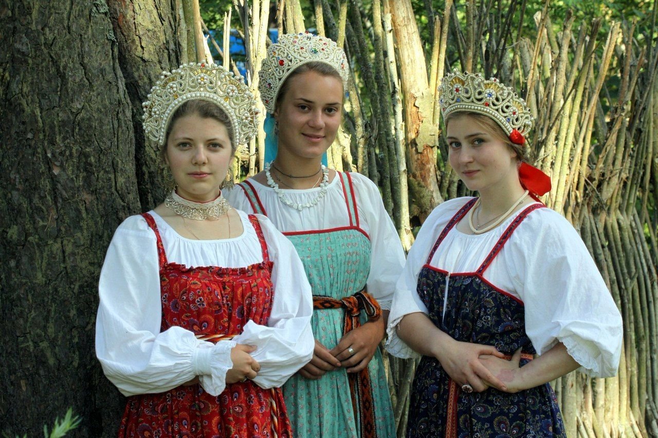 Sexy model Girls in Slavic costumes in Maua