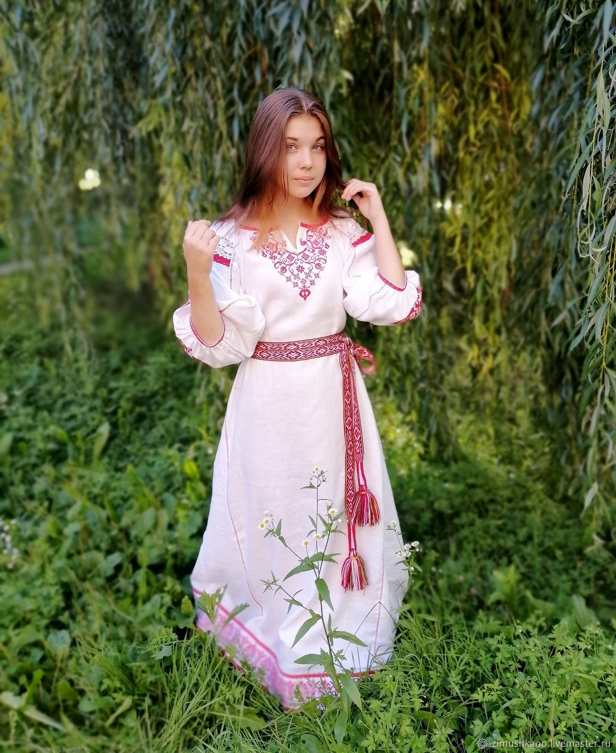 Girl Girls in Slavic costumes in Maua